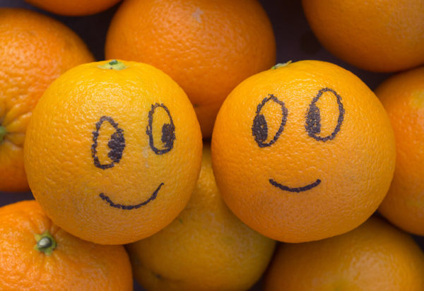 Orangen mit lachenden Gesichtern